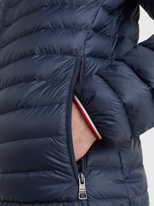 men-light-re-down-jacket-desert-sky